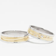 Modern kétszínű 14 karátos arany karikagyűrű, a női változat öt kővel