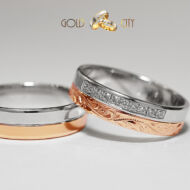 Szolidan elegáns kétszínű 14 karátos arany karikagyűrű, csillogóan kövekkel és kézi véséssel.