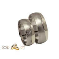 Modern, matt és fényes 14 karátos fehér arany karikagyűrű, a női gyűrű kövekkel díszítve.