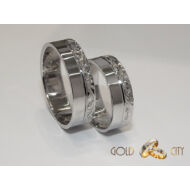 Modern 14 karátos fehér arany karikagyűrű, kézzel vésett mintával díszítve. 