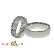 Modern, fehér arany  karikagyűrű, a női változat sok kővel díszítve.