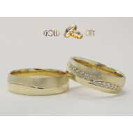 Matt és fényes, 14 karátos aranyból készült hullámos karikagyűrű a nőiben kövekkel.