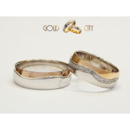 Széles rozé és fehér arany karikagyűrű a nőiben kövekkel.