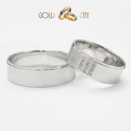 Modern karikagyűrű 14 karátos fehér aranyból, a női gyűrű kövekkel díszítve.
