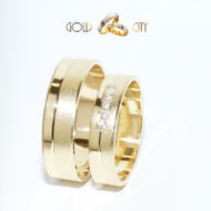 Karikagyűrű 14 karátos  sárga aranyból, a női gyűrű kövekkel díszítve.