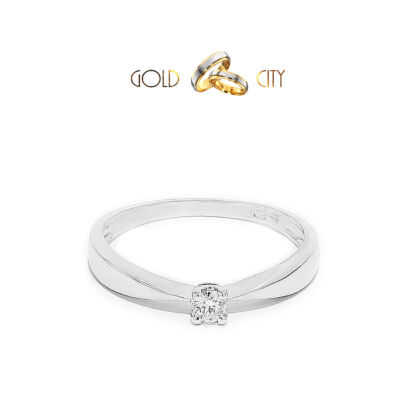 Szikrázóan csillogó briliáns csiszolású gyémánt díszíti a női gyűrűt.