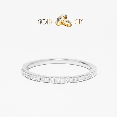 Csillogó briliáns csiszolású gyémántok díszítik ezt az elegáns női gyűrűt