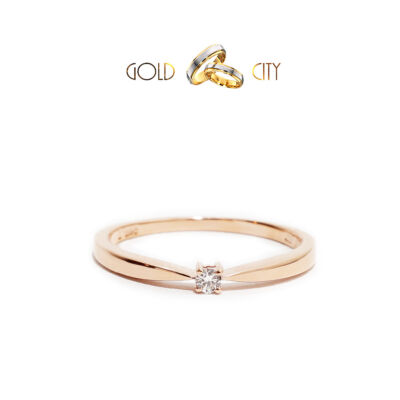 Csillogó briliáns díszíti ezt a női gyűrűt 14 k  rozé aranyból 