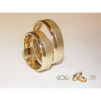 Elegáns  karikagyűrű, 14 karátos sárga  aranyból, a női kővel díszítve