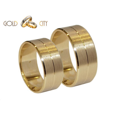 Modern széles 14 karátos sárga aranyból készült karikagyűrű.