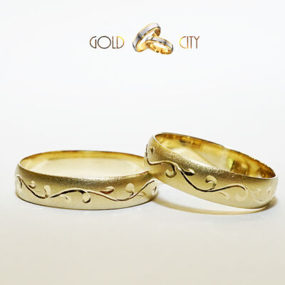 14 karátos klasszikus sárga arany karikagyűrű, kézi véséssel díszítve.