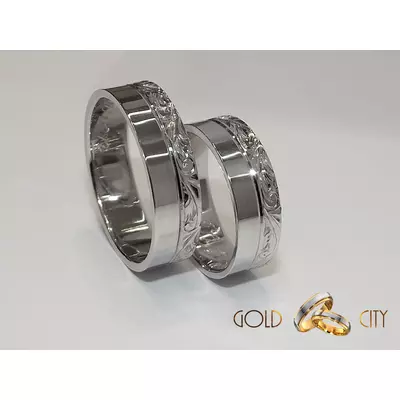 Modern 14 karátos fehér arany karikagyűrű, kézzel vésett mintával díszítve. 