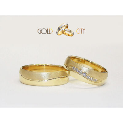 Matt és fényes, 14 karátos sárga aranyból készült hullámos karikagyűrű a nőiben kövekkel.