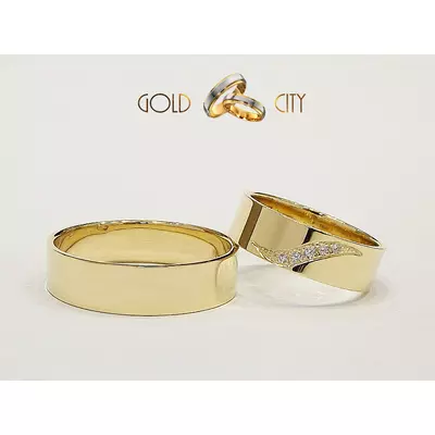 Fényes, 14 karátos sárga arany karikagyűrű, a női változat különleges foglalással kövekkel díszítve.