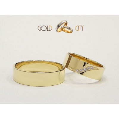 Fényes, 14 karátos sárga arany karikagyűrű, a női változat különleges foglalással kövekkel díszítve.