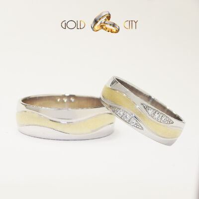 Széles sárga és fehér arany karikagyűrű, a nőiben kövekkel.
