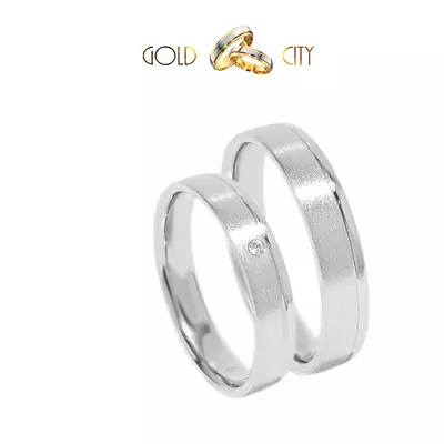 Karikagyűrű 14 karátos  fehér aranyból, a női gyűrű kővel díszítve.