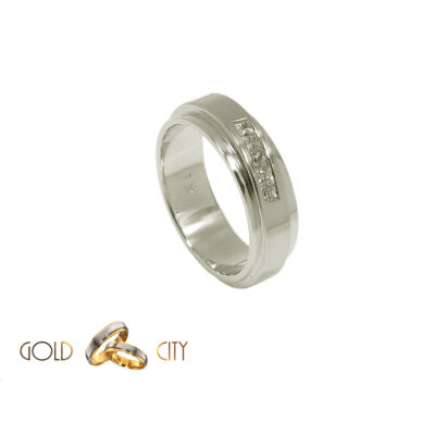 Modern, masszív kialakítású fehér arany karikagyűrű.