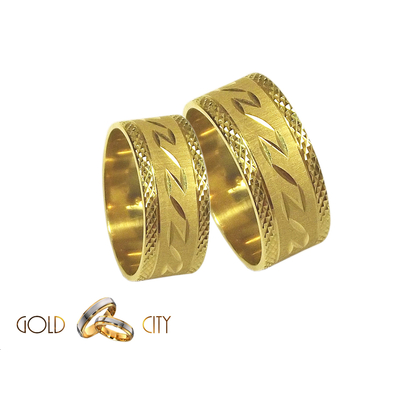 Széles, csillogó mintával díszített  14 karátos sárga arany karikagyűrű.