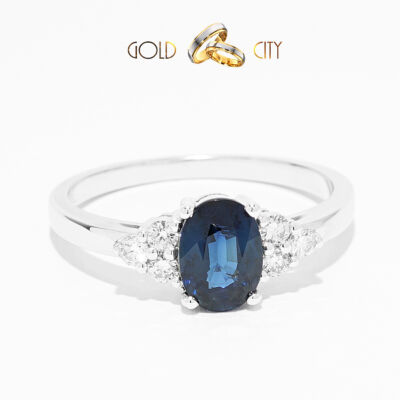 Csillogó gyémántok  és kék zafír díszítik ezt a klasszikus stílusú női gyűrűt