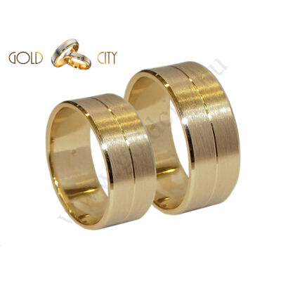 Modern széles 14 karátos sárga aranyból készült karikagyűrű.