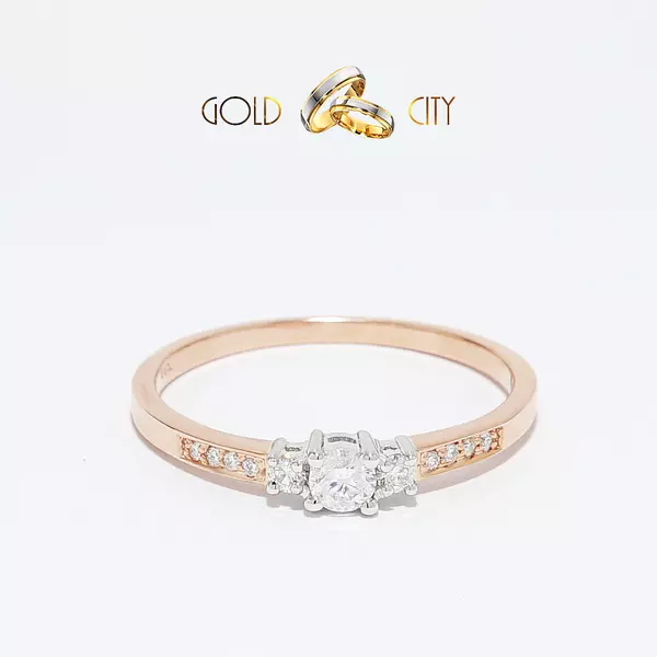 Csillogó briliáns csiszolású gyémántok díszítik ezt a rozé női gyűrűt.