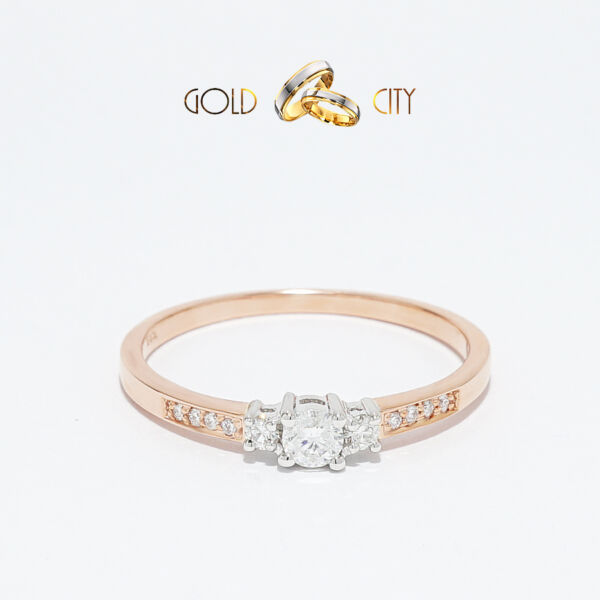 Csillogó briliáns csiszolású gyémántok díszítik ezt a rozé női gyűrűt.