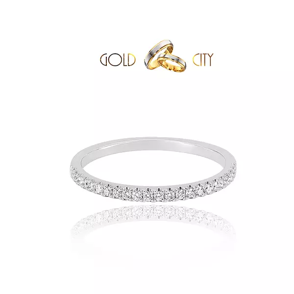 Csillogó briliáns csiszolású gyémántok díszítik ezt a 14 k női gyűrűt.