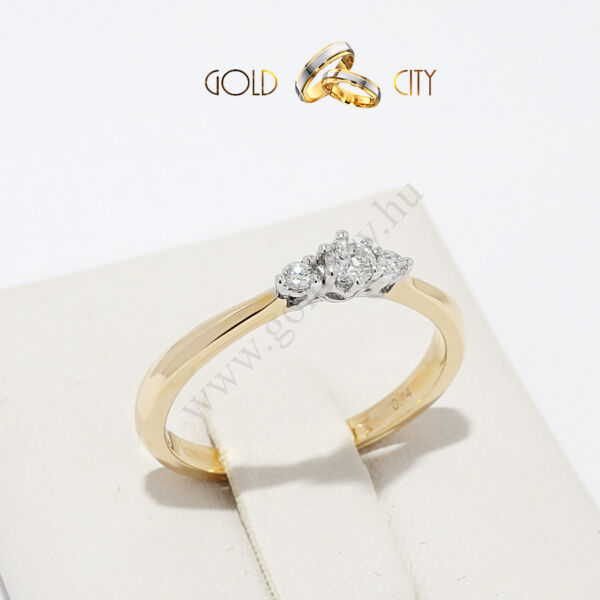 Briliáns csiszolású gyémántok díszítik ezt a klasszikus stílusú gyűrűt